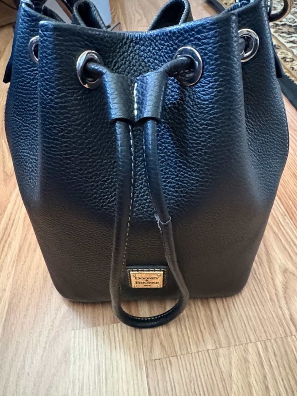 DOONEY & BOURKE LUCCA BLACK LEATHER DRAWSTRING SHOULDER BUCKET BAG - Picture 10 of 13